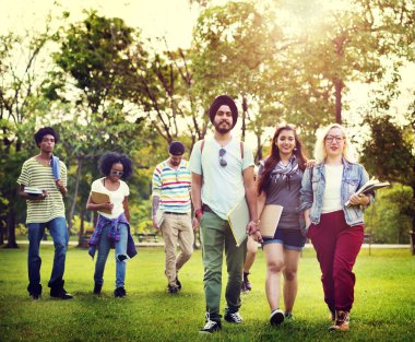 Öğrenciler College Park'ta yürüyordunuz