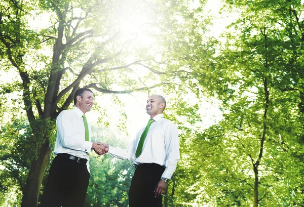 Zelený obchod Handshake podnikatelé — Stock fotografie