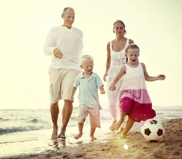 Famiglia felice al concetto della spiaggia — Foto Stock