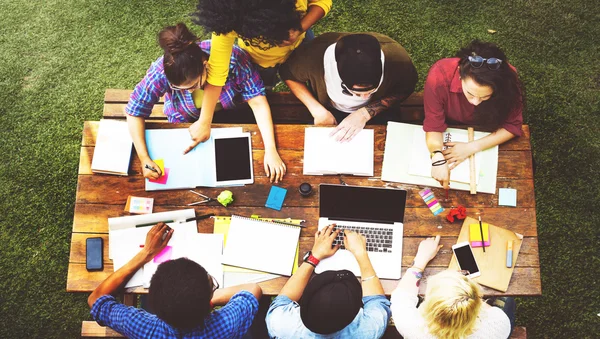 Studenten Brainstorming bei Treffen — Stockfoto