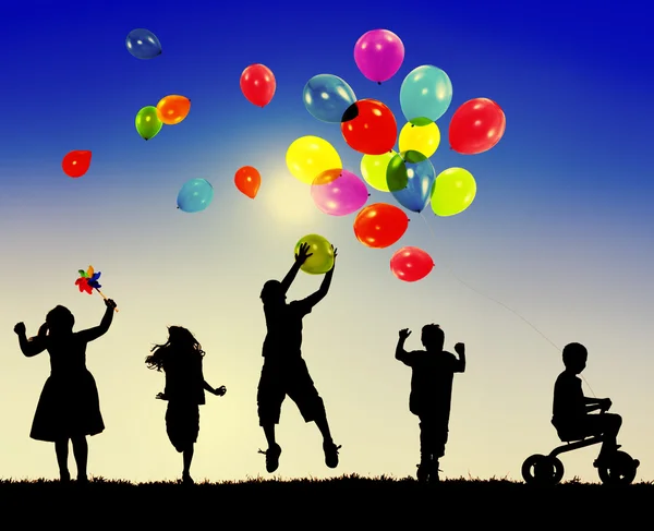 Børn leger med balloner - Stock-foto