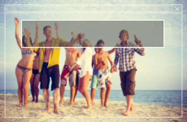Fröhliche Freunde hängen auf der Beachparty ab — Stockfoto