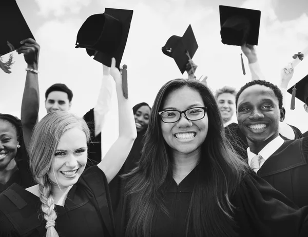 Studentengruppe feiert Abschluss — Stockfoto