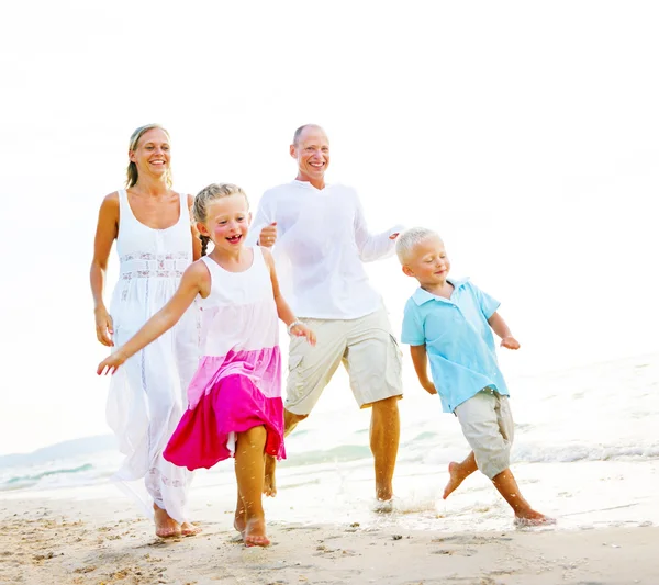 Glückliche Familie im Strandkonzept — Stockfoto