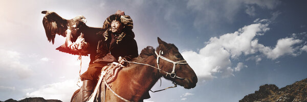 Казахский человек охотится на лис и волков
