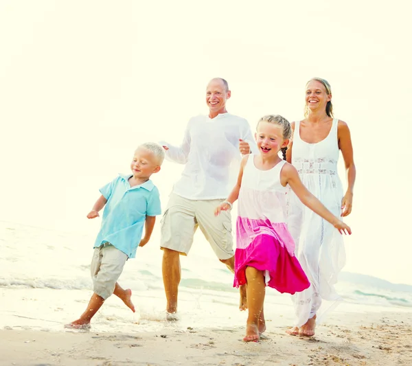 Famiglia felice al concetto della spiaggia — Foto Stock