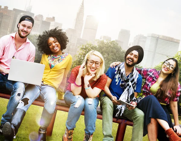 Étudiants gais dans le parc du collège — Photo