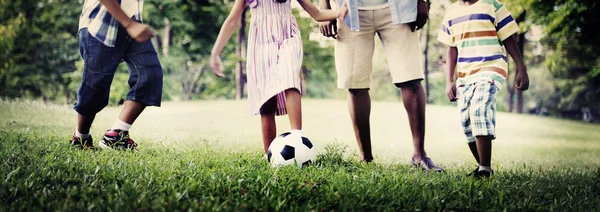 Fadern och hans söner och dotter spela fotboll — Stockfoto