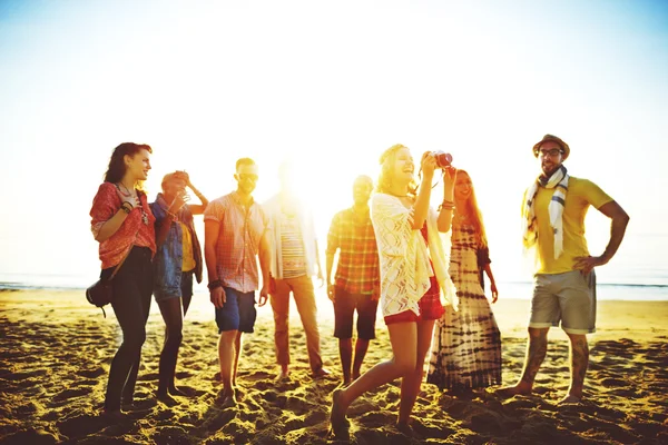 Gelukkig vrienden hebben plezier op het strand — Stockfoto