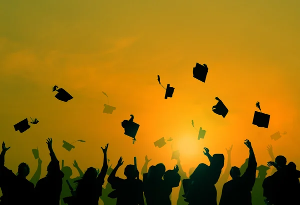 Studentengruppe feiert Abschluss — Stockfoto