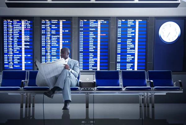 Homme d'affaires en attente à l'aéroport — Photo