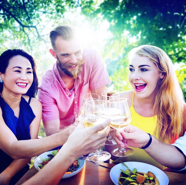 Amici appendere fuori a festa all'aperto — Foto Stock