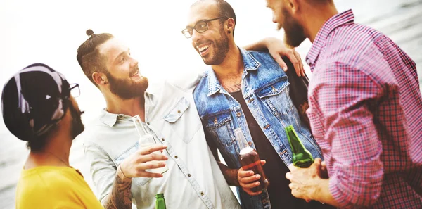 Amigos bebiendo cerveza en la playa —  Fotos de Stock