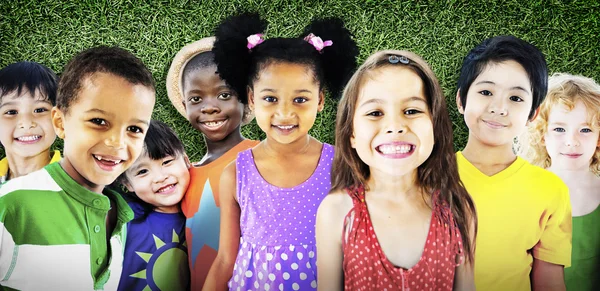 Leuke gevarieerde kinderen glimlachen — Stockfoto