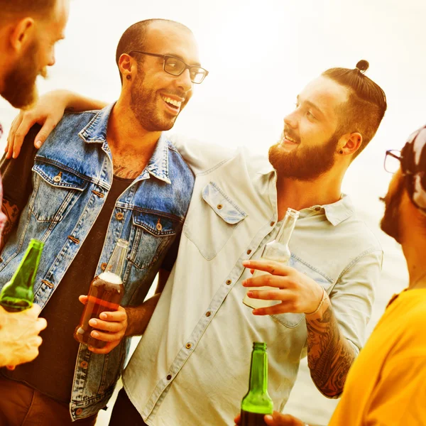 Friends drinking beer on the beach — Stock Photo, Image