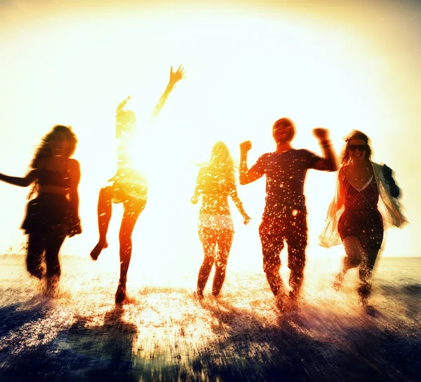 Amigos felizes se divertindo na praia — Fotografia de Stock