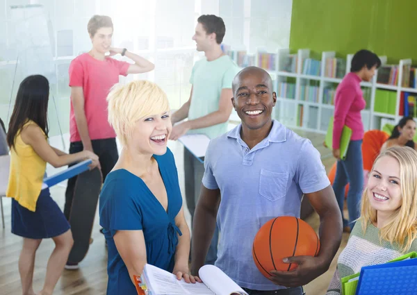 Estudiantes universitarios hablando en el Classrom — Foto de Stock