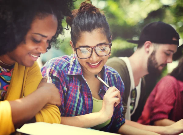 Estudiantes universitarios estudiando juntos — Foto de Stock