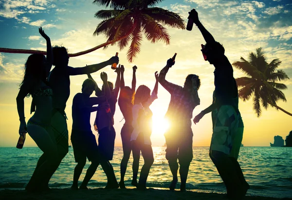 Persone che festeggiano al Beach Party Concept — Foto Stock