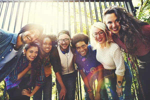 Freunde stehen zusammen und schauen in die Kamera — Stockfoto