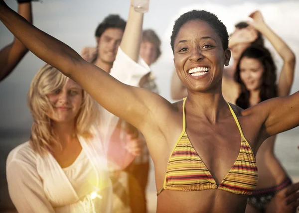 Les gens qui célèbrent à Beach Party Concept — Photo