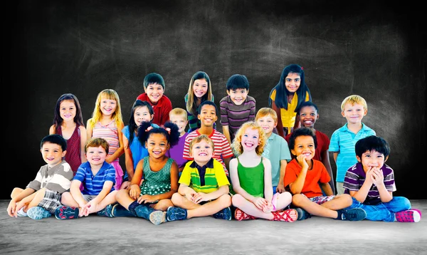 Adorables niños sonrientes — Foto de Stock