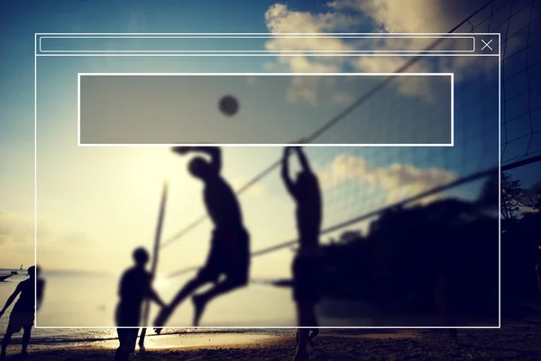 Menschen spielen Beachvolleyball — Stockfoto