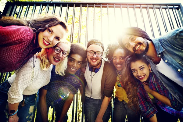 Amigos de pie juntos y mirando a la cámara — Foto de Stock