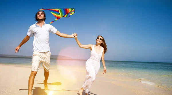 Casal brincando com conceito de pipa — Fotografia de Stock