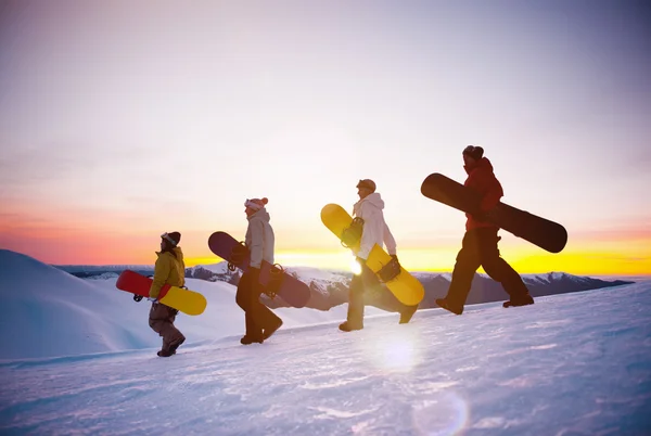 Ludzie z deski snowboardowe w górach — Zdjęcie stockowe