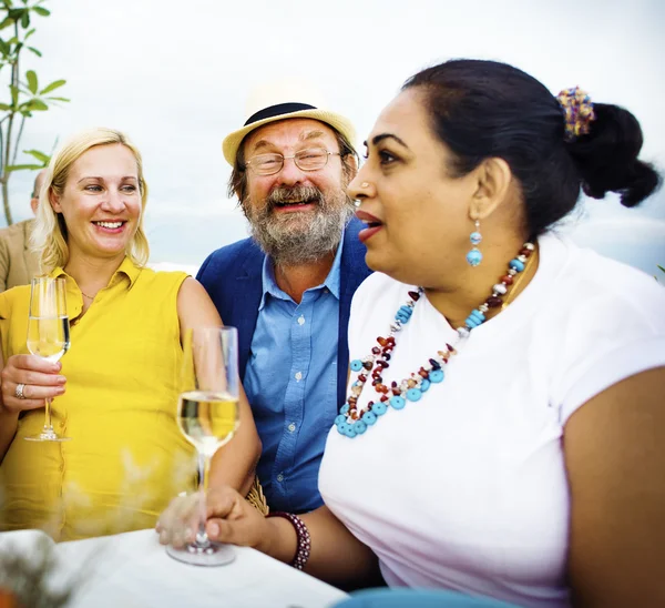 Diversiteit vrienden opknoping op partij — Stockfoto