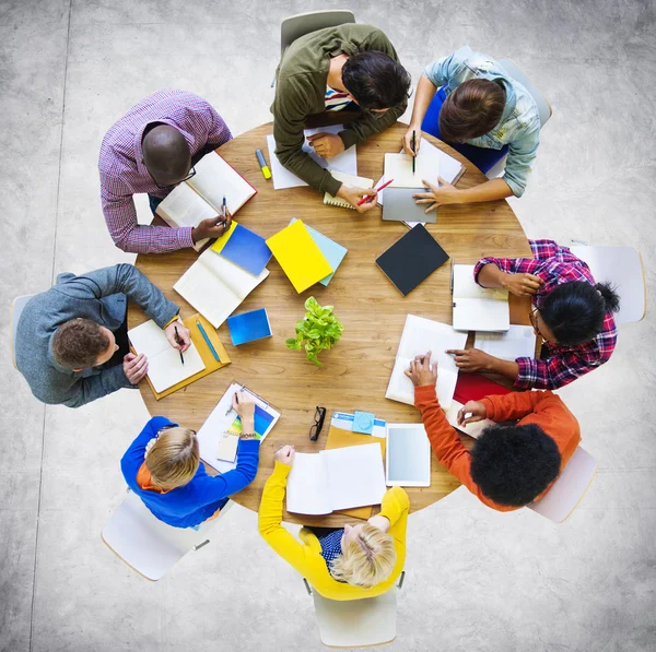 Pessoas Diversas e Estudando Conceito — Fotografia de Stock