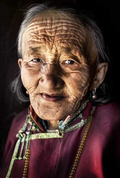 Mongolische Frau in traditioneller Kleidung — Stockfoto