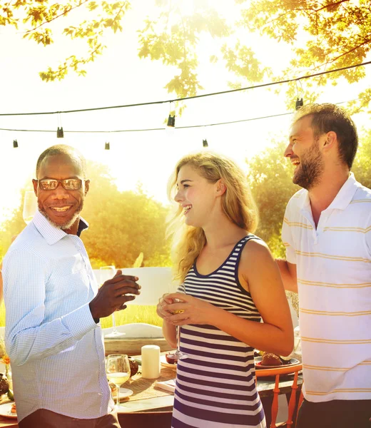 Amigos pasando el rato en la fiesta al aire libre — Foto de Stock