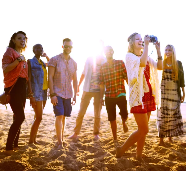 Amici felici divertirsi sulla spiaggia — Foto Stock