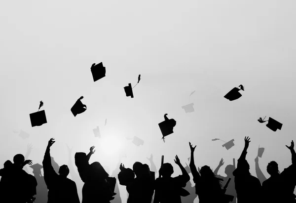 Studentengruppe feiert Abschluss — Stockfoto