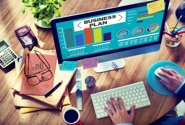 Bilgisayar ve iş planı kullanan adam