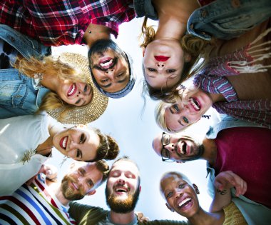 Arkadaşlar birleştirmek tatil partiye gelin.