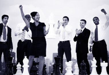 iş adamları ile satranç kutluyor