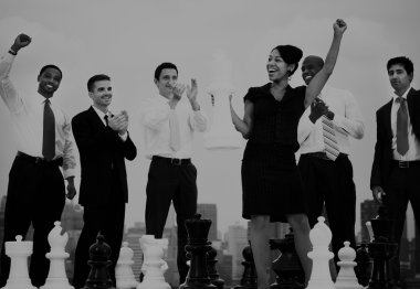 iş adamları ile satranç kutluyor