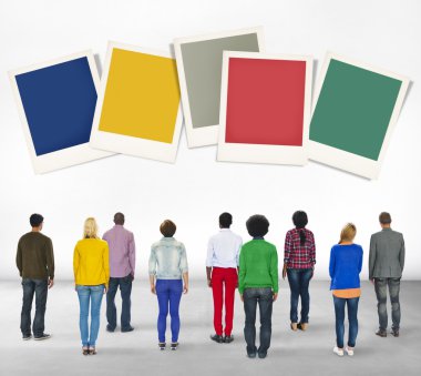 Bir grup insan ile Polaroid kağıtlar