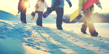 Grubu snowboards, dağlar