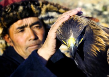 Kartal olan Moğol adam