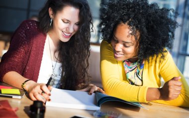 sınıfta okuyan kız öğrencilerin