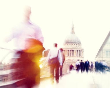 Sokağın karşısındaki insanlar