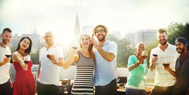 Dış taraf dışarı asılı arkadaşlar