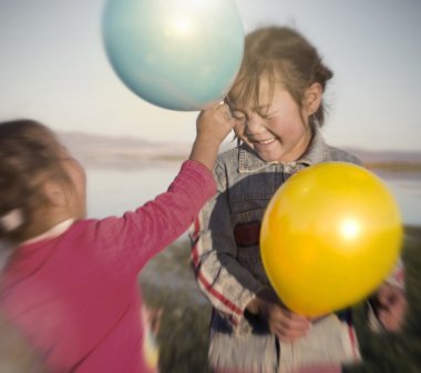 Küçük kızlar balonlarla oynamayı 
