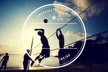 Plaj voleybolu oynayanlar