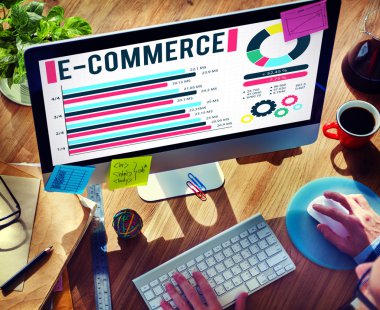 Bilgisayar ve E-ticaret kavramı kullanan adam