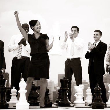 iş adamları ile satranç kutluyor